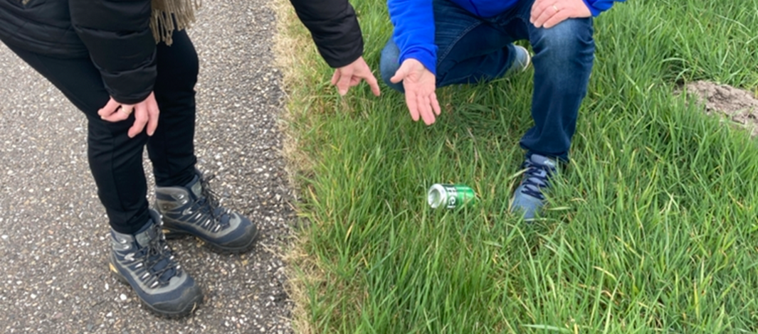 Zwerfafval opruiming in de polder