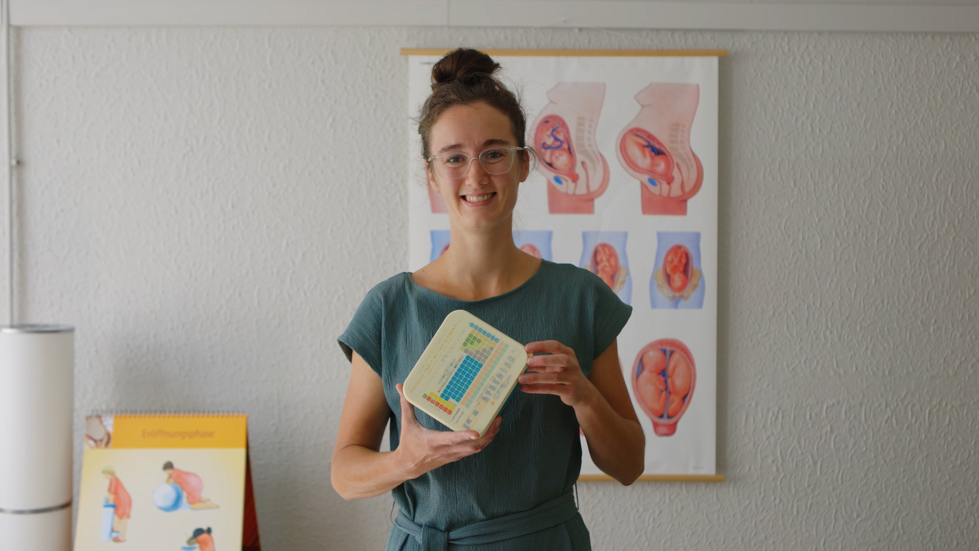 Vrouw poseert voor camera met haar broodtrommel