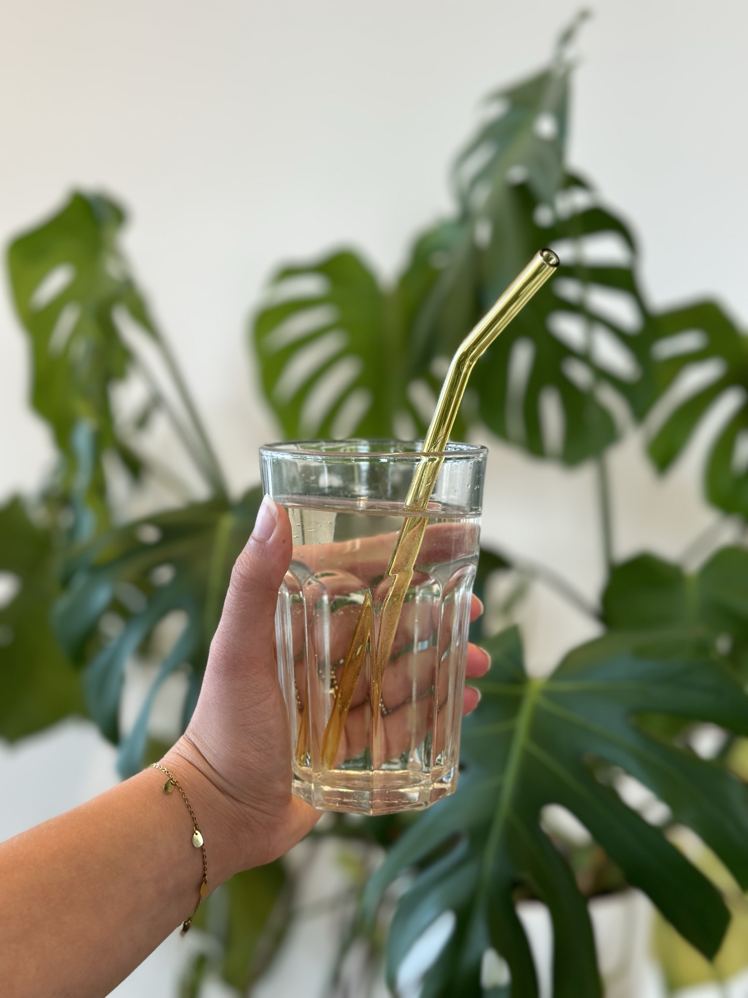 Glazen herbruikbaar rietje in een glas