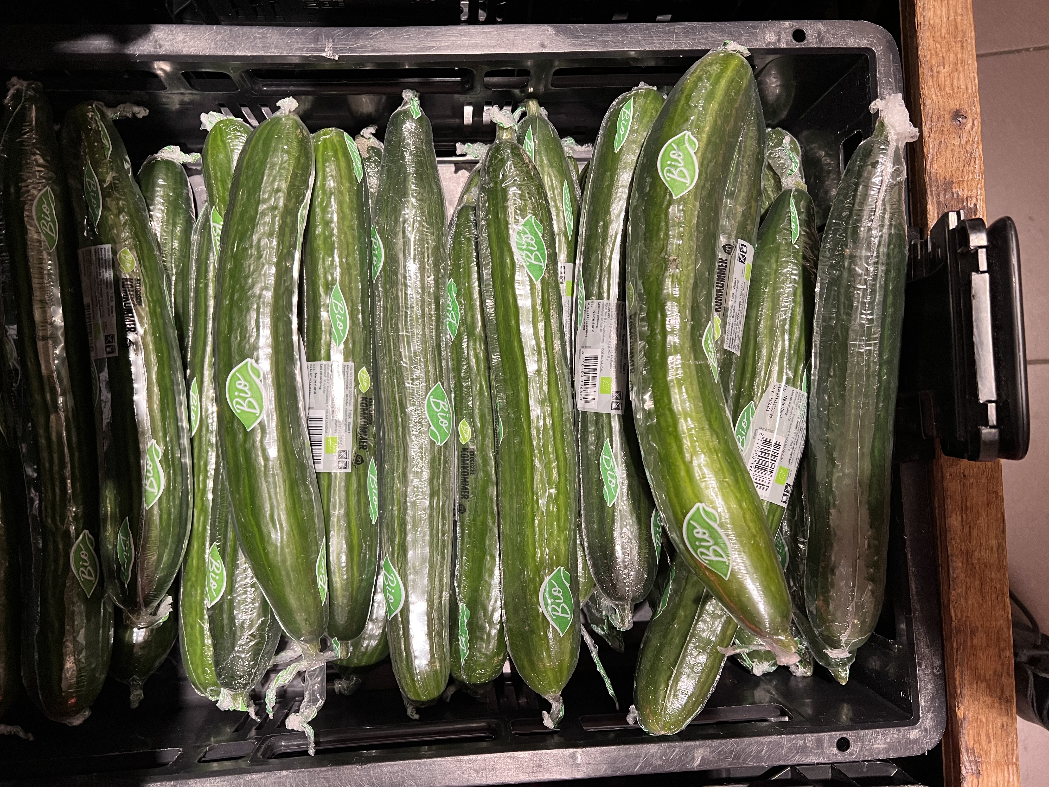 Komkommers in plastic in een winkel