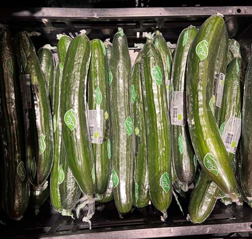 Komkommers in plastic in een winkel