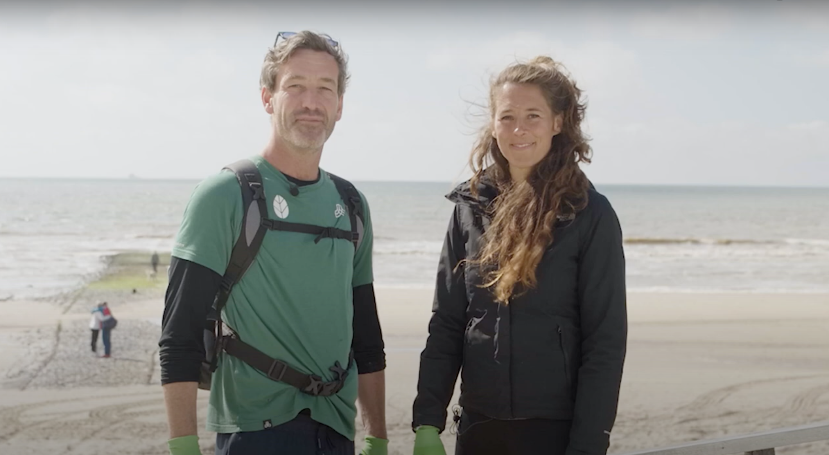 Dame en man poseren op het strand