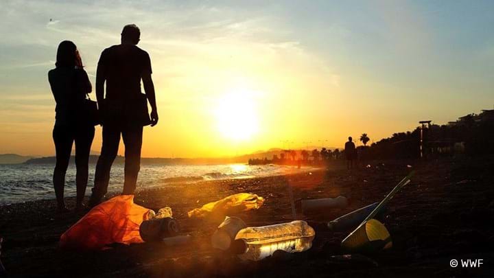 Twee mensen zonsondergang strand zwerfafval
