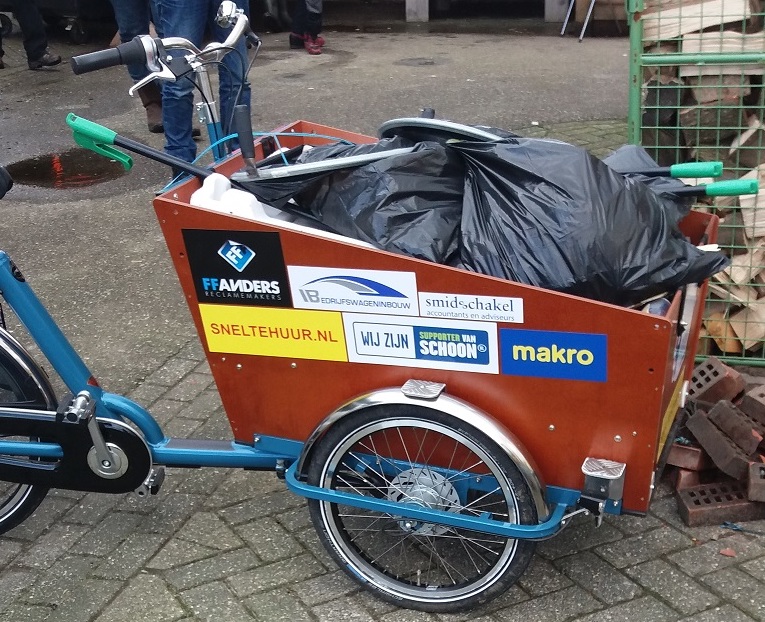 Bakfiets met geraapt zwerfafval