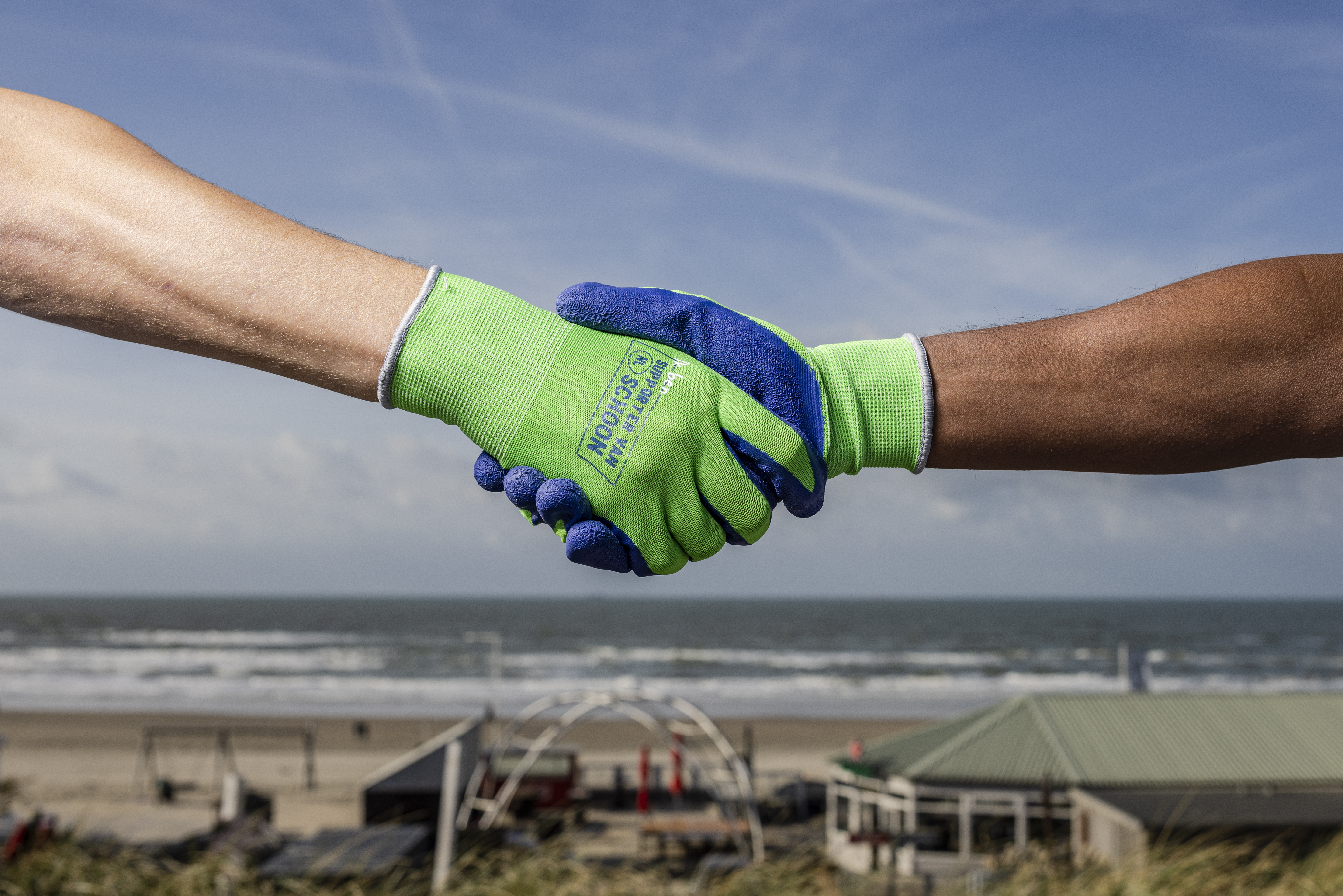 Supporters van Schoon schudden elkaar de hand.