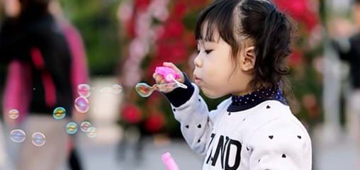 Adorable Blowing Blurred Background 712141
