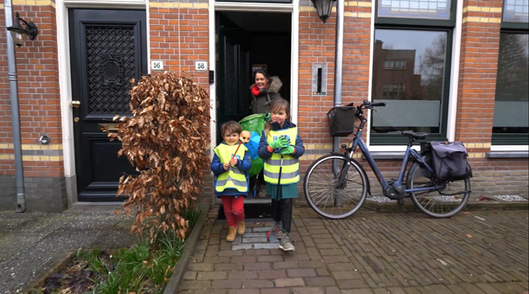 Kinderen dragen Supporter van Schoon uitrusting 