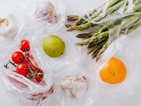 Groenten en fruit in plastic zakjes 